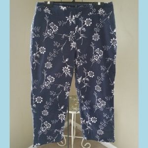 Madison & Max navyblue flowerprint stretchy capris